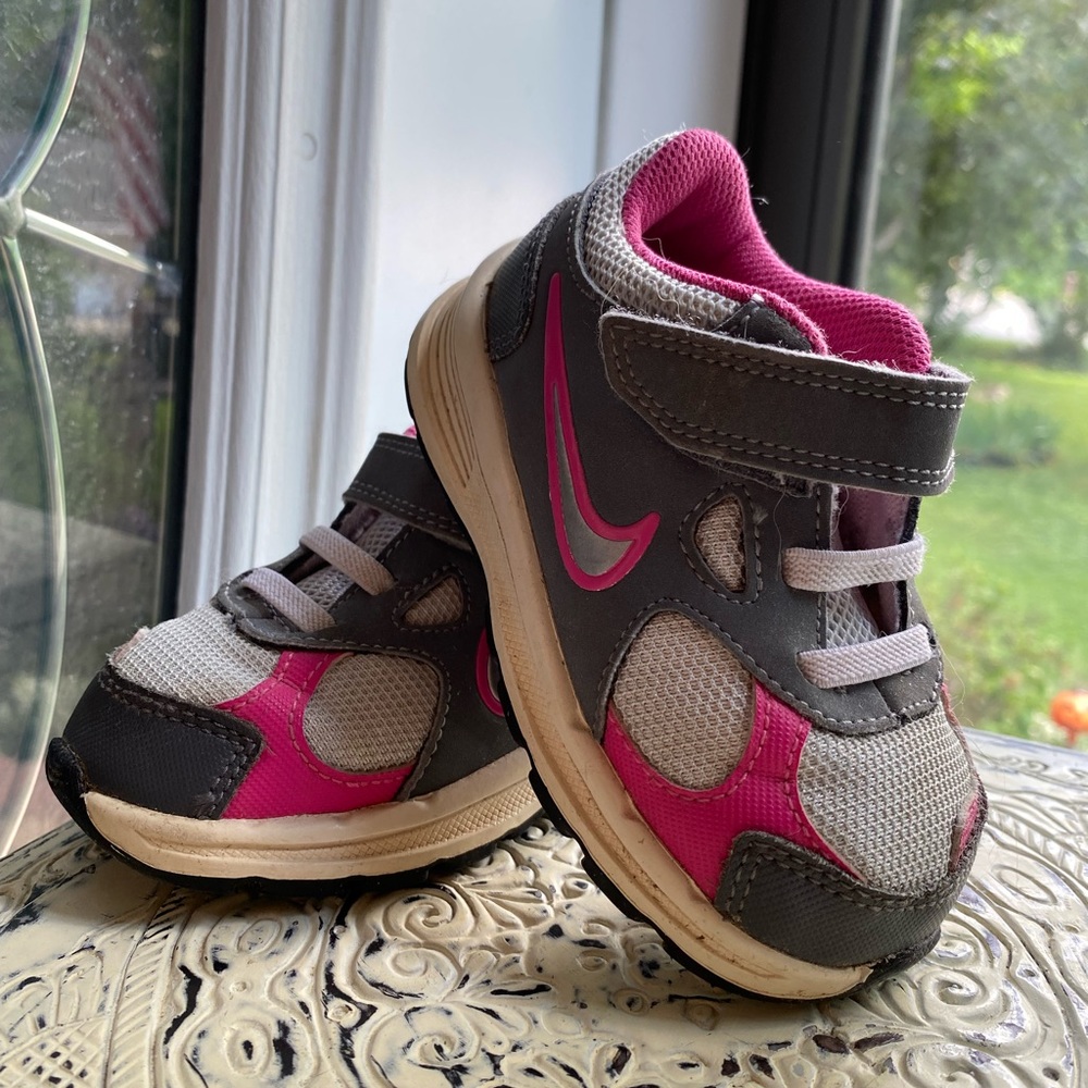 💕 Toddler Girls Nike Velcro Sneakers 6c - CUTE!